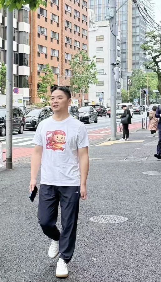 刘强东穿猪猪侠衣服现身日本引热议,东哥同款服装售价及每日穿享京东福利曝光-图4 刘强东穿猪猪侠衣服现身日本引热议,东哥同款服装售价及每日穿享京东福利曝光-图4