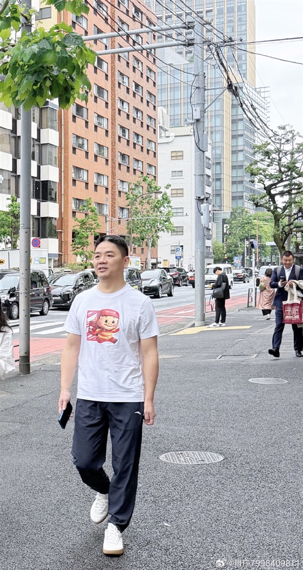刘强东日本街头偶遇,猪猪侠装扮引关注,京东外卖证实猪猪侠已入职-图2 刘强东日本街头偶遇,猪猪侠装扮引关注,京东外卖证实猪猪侠已入职-图2