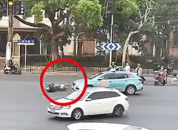 女子骑电动车闯红灯撞车受伤,交警严厉认定全责-图1 女子骑电动车闯红灯撞车受伤,交警严厉认定全责-图1
