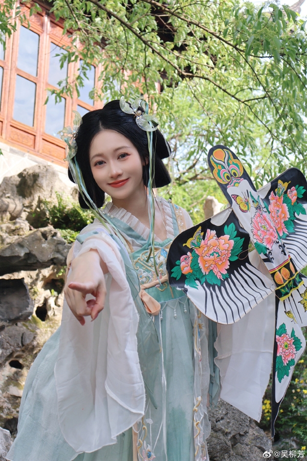 吴柳芳模仿周星驰名场面引发争议,网友称其表演太尬-图1 吴柳芳模仿周星驰名场面引发争议,网友称其表演太尬-图1