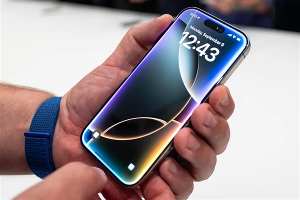 揭秘iPhone 16 Pro价格暴跌背后的原因，苹果大降价引发关注热议-图1