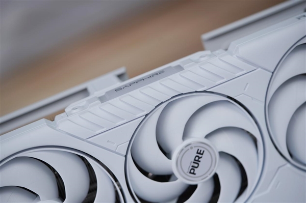 蓝宝石RX 9070超越RTX 5060 Ti，全新GRE GAMING OC 12GB DUAL显卡图赏亮相！-图13