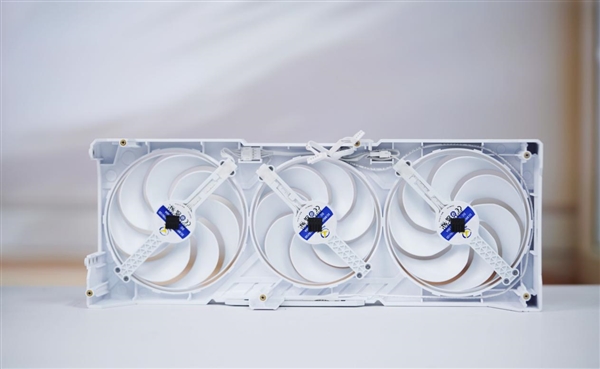 蓝宝石RX 9070超越RTX 5060 Ti，全新GRE GAMING OC 12GB DUAL显卡图赏亮相！-图18