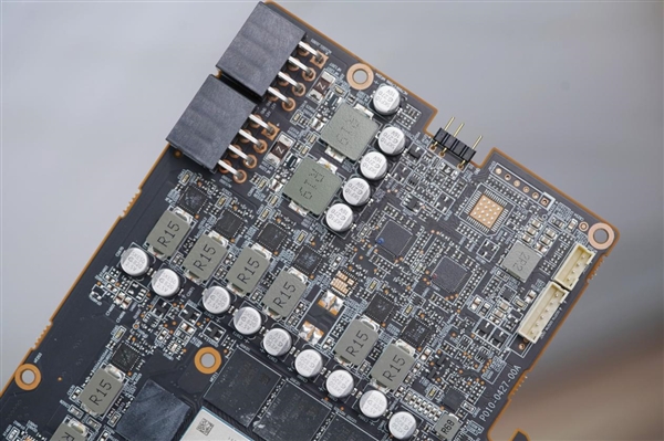 蓝宝石RX 9070超越RTX 5060 Ti，全新GRE GAMING OC 12GB DUAL显卡图赏亮相！-图27