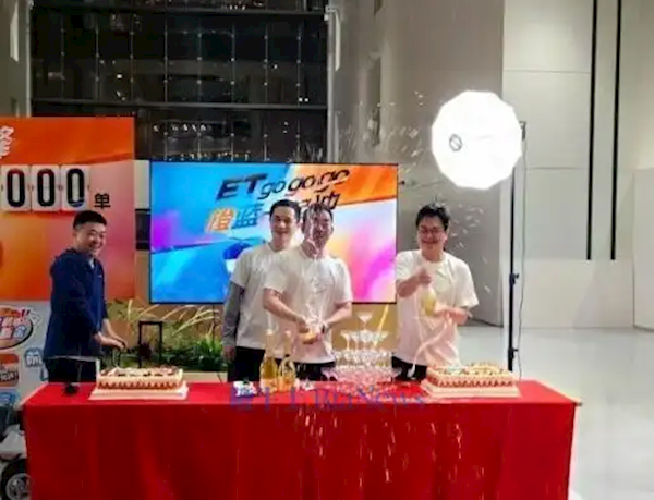 淘宝闪购庆功会现场,香槟开启,气氛热烈庆祝成功-图1 淘宝闪购庆功会现场,香槟开启,气氛热烈庆祝成功-图1
