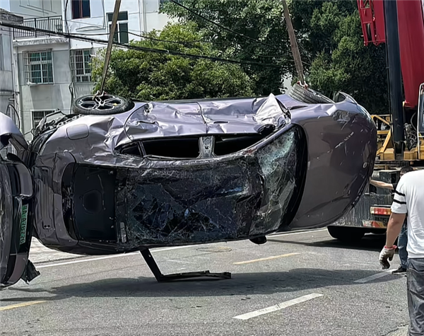 小米SU7遭大货车溜车重创报废,车辆功能依旧正常-图4 小米SU7遭大货车溜车重创报废,车辆功能依旧正常-图4