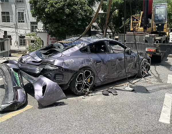 小米SU7遭大货车溜车重创报废,车辆功能依旧正常-图5 小米SU7遭大货车溜车重创报废,车辆功能依旧正常-图5