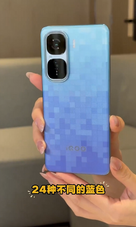 iQOO Neo10 Pro+与宝马首度联手，三色全家福真机开箱全网首发-图1