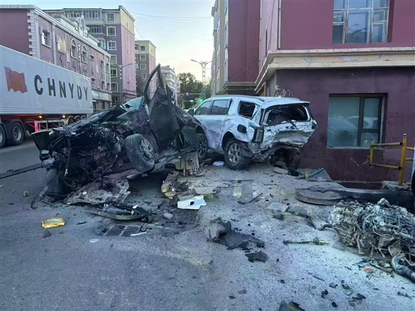 国产轿车市区狂飙失控，时速飙至240km/h，发动机被撞飞标题生成-图1
