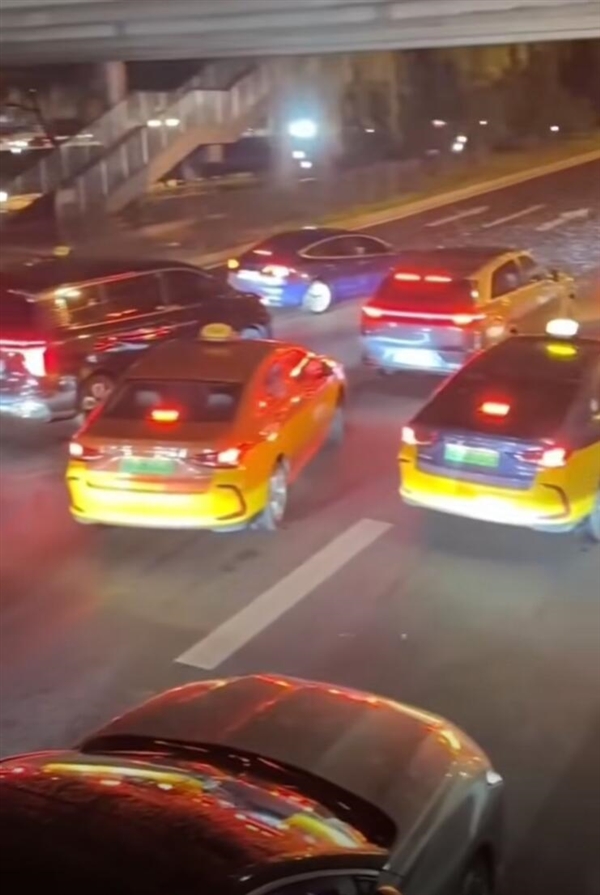 桥下躲避冰雹引发堵车事件,律师解读责任归属-图2 桥下躲避冰雹引发堵车事件,律师解读责任归属-图2