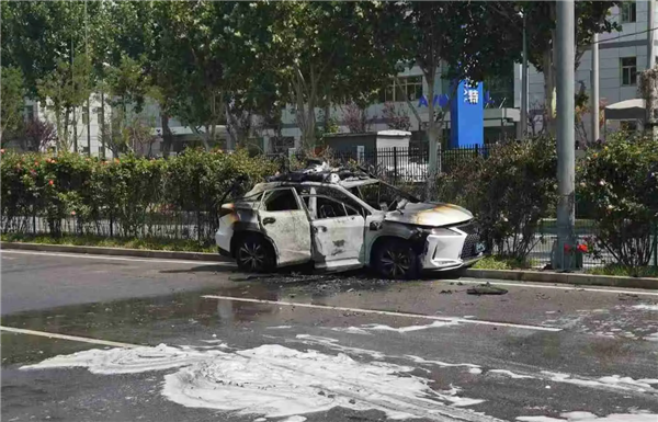 小马智行无人驾驶车事故,撞上绿化带起火原因待查-图2 小马智行无人驾驶车事故,撞上绿化带起火原因待查-图2