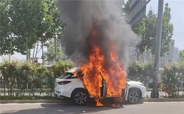 小马智行无人驾驶车事故,撞上绿化带起火原因待查-图1 小马智行无人驾驶车事故,撞上绿化带起火原因待查-图1