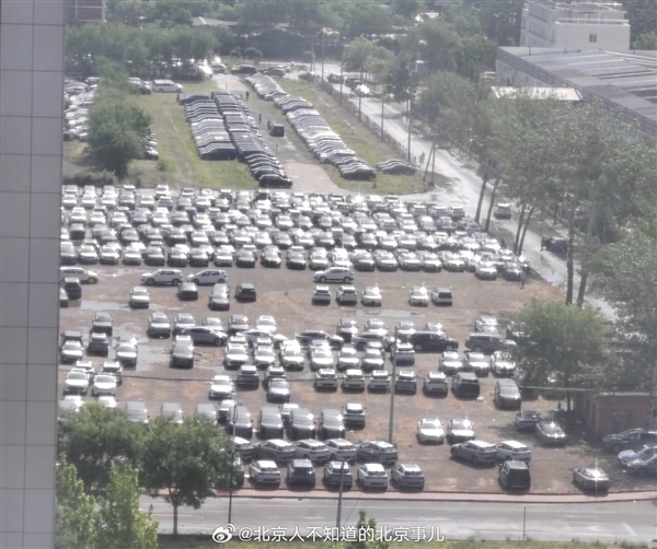 北京冰雹灾害导致一大众4S店损失惨重，停车场新车被砸烂-图1