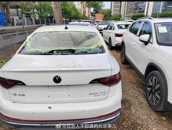 北京冰雹灾害导致一大众4S店损失惨重，停车场新车被砸烂-图3