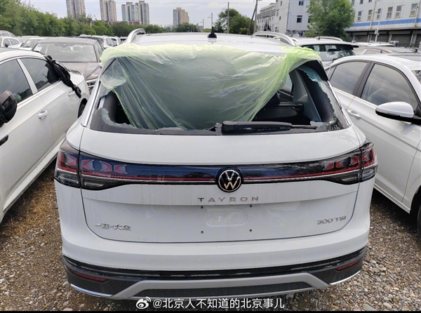 北京冰雹灾害导致一大众4S店损失惨重，停车场新车被砸烂-图4