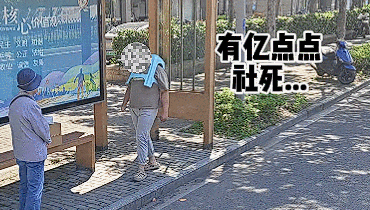 少年挑战塑料凳套头被卡街头,尴尬社死瞬间-图1 少年挑战塑料凳套头被卡街头,尴尬社死瞬间-图1
