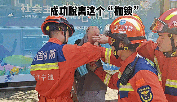 少年挑战塑料凳套头被卡街头,尴尬社死瞬间-图3 少年挑战塑料凳套头被卡街头,尴尬社死瞬间-图3