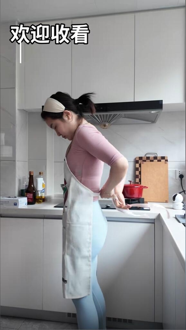 月入近两万背后的争议,瑜伽服做饭女子回应流量质疑引发讨论-图3 月入近两万背后的争议,瑜伽服做饭女子回应流量质疑引发讨论-图3
