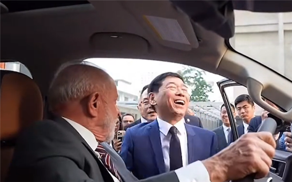 巴西总统卢拉亲身体验长城炮,沉醉其中猛搓方向盘-图2 巴西总统卢拉亲身体验长城炮,沉醉其中猛搓方向盘-图2