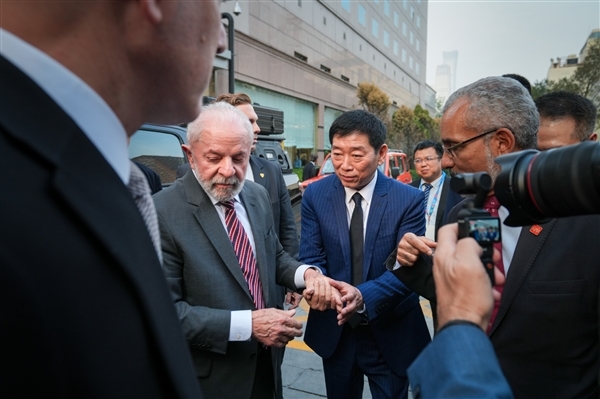 巴西总统卢拉亲身体验长城炮,沉醉其中猛搓方向盘-图3 巴西总统卢拉亲身体验长城炮,沉醉其中猛搓方向盘-图3